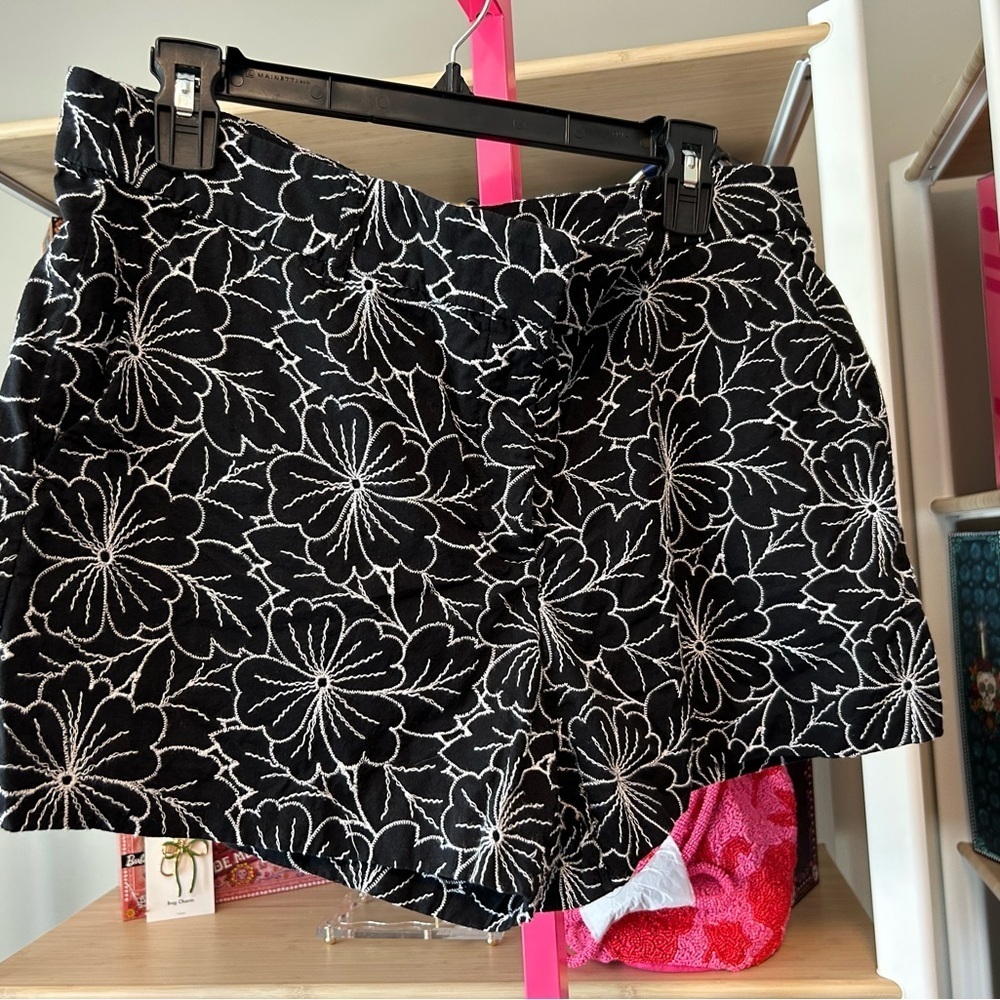 Loft Floral Black and White Women's Shorts size 12 EUC